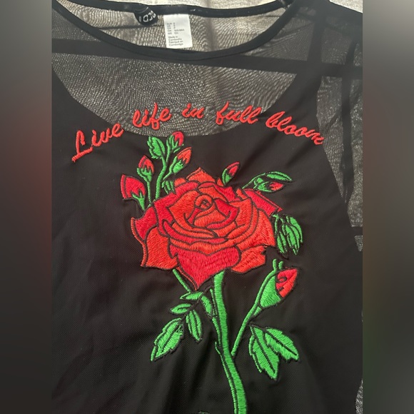 Mesh rose embroidered tee - Picture 2 of 3